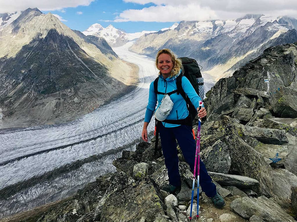 Amélie accompagnatrice en montagne devant le glacier d'Aletsch