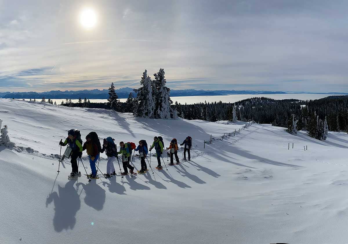 Groupe de personnes en randonnées dans le Jura au Col du Marchairuz