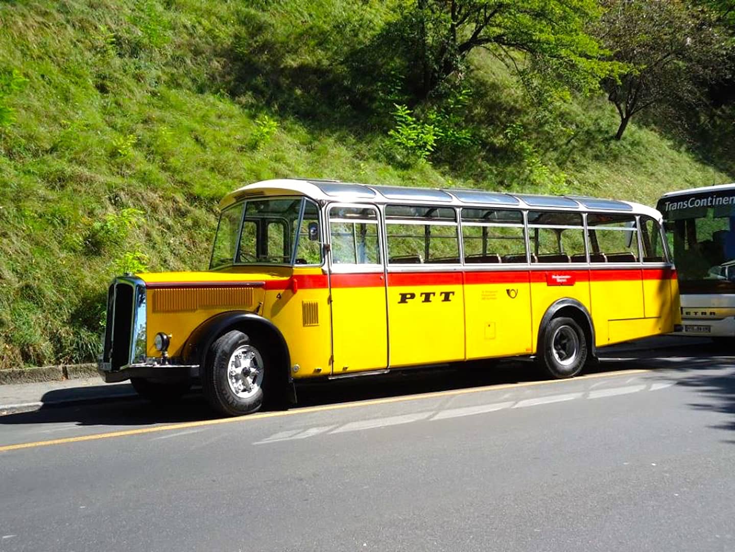 Ancien bus jaune de la poste Suisse